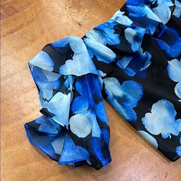 Off-Shoulder Blue Floral Blouse - Picture 4 of 6